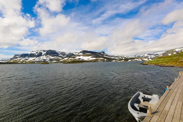 Vista de una montaña y un lago en invierno — Foto de Stock