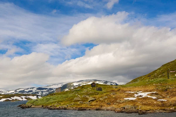 Vista de una montaña y un lago en invierno — Foto de Stock