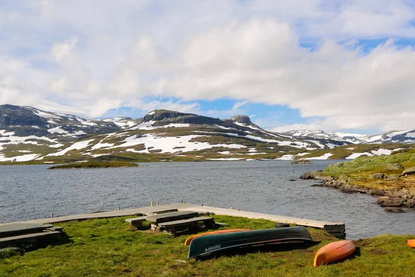 Bir dağ ve göl kış görünümü