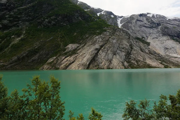 Vista de un lago y una montaña —  Fotos de Stock