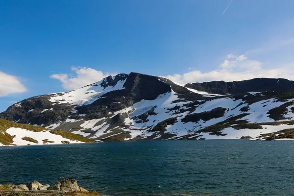 Вид на гору и озеро зимой — стоковое фото