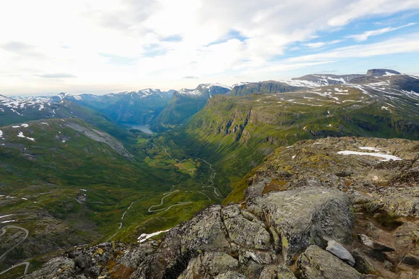 Panoramisch uitzicht op een berg en dal — Stockfoto