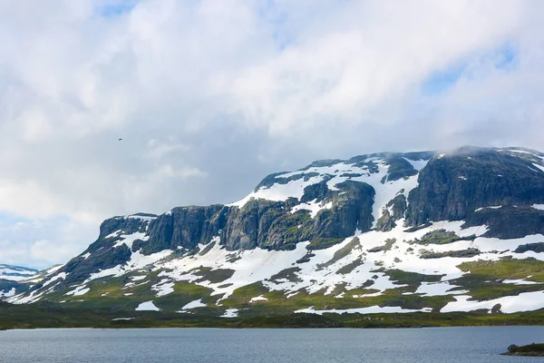 Vista de una montaña y un lago en invierno — Foto de Stock