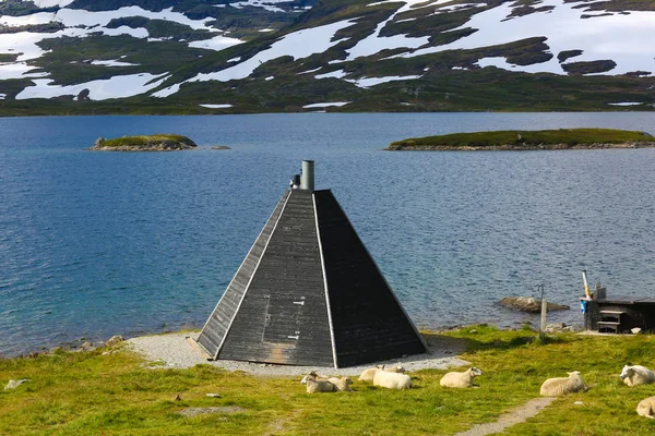Vista de una montaña y un lago en invierno — Foto de Stock