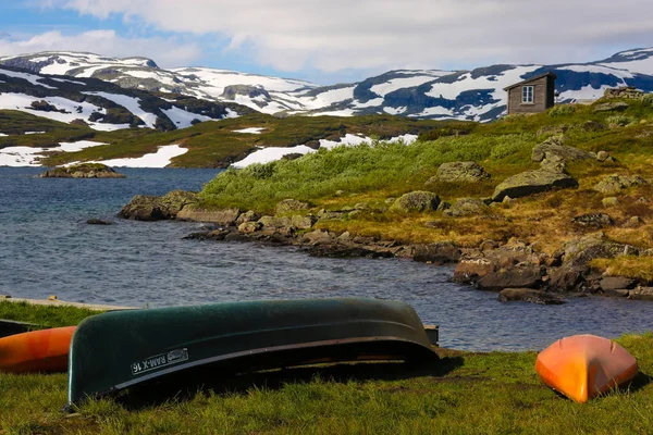 Vista de una montaña y un lago en invierno — Foto de Stock