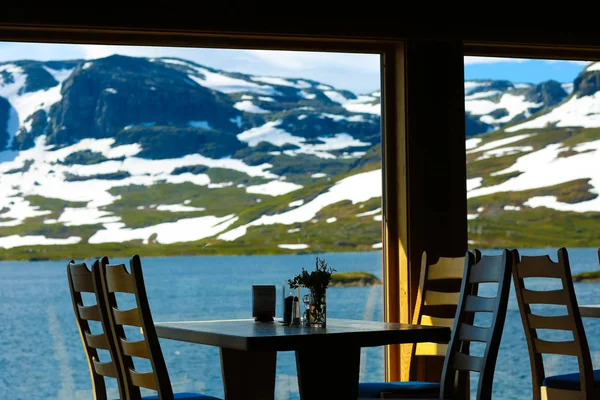 Mesa con sillas en un restaurante junto al mar — Foto de Stock