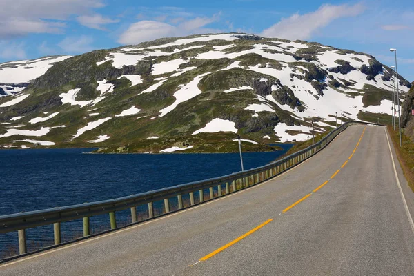 Kışın dağlarda yol — Stok fotoğraf