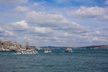 Tekneler ve bulutlu bir gökyüzü ile deniz manzarası
