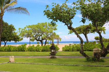 Güzel bir tropik resort ve bahçe manzarası
