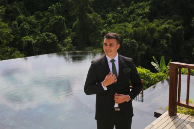 Bir tropik tatil havuz kenarında yakışıklı damat