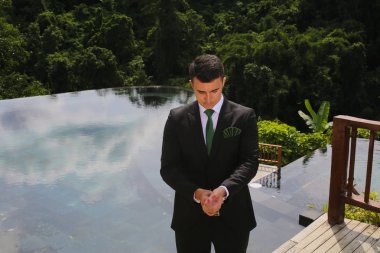 Bir tropik tatil havuz kenarında yakışıklı damat