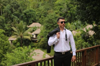 Terasta, seçici odak yakışıklı damat