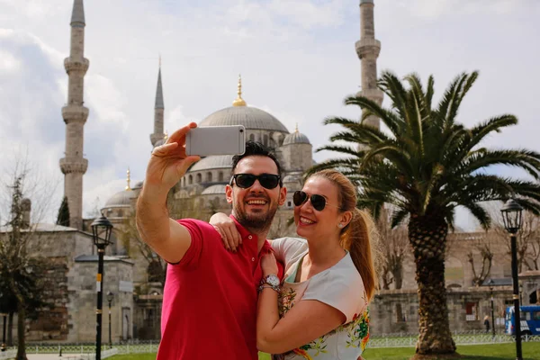 Couple taking a selfie in Istanbul — Stock Photo, Image