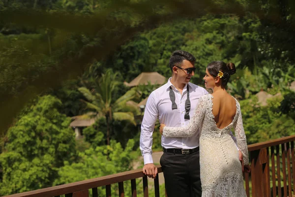 Sposa e sposo in un giardino tropicale — Foto Stock