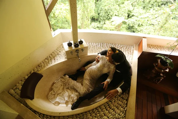 Жених и невеста в ванне в тропическом курорте — стоковое фото