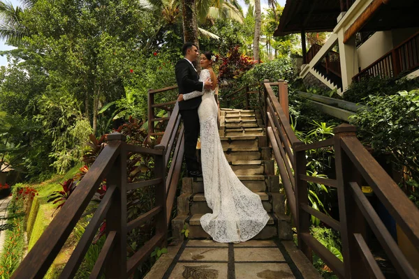 Bride and groom in Bali on their honeymoon — Stock Photo, Image