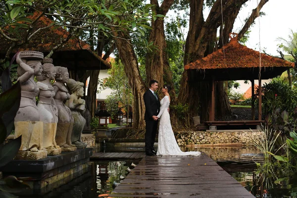 Жених и невеста на Бали в медовый месяц — стоковое фото