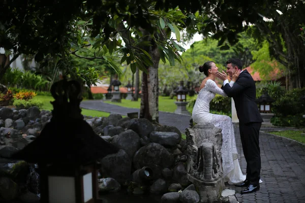新婚旅行でバリ島の新郎新婦 — ストック写真