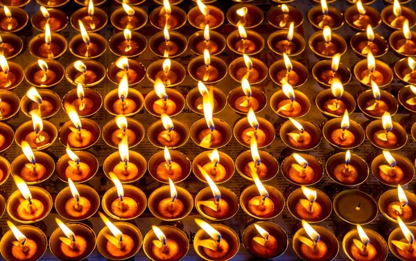 Brandende boterlampen — Stockfoto