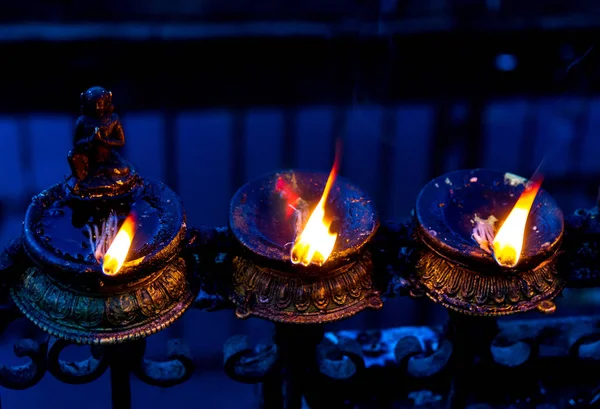 Hořící olejové lampy ve Swayambhunathu — Stock fotografie