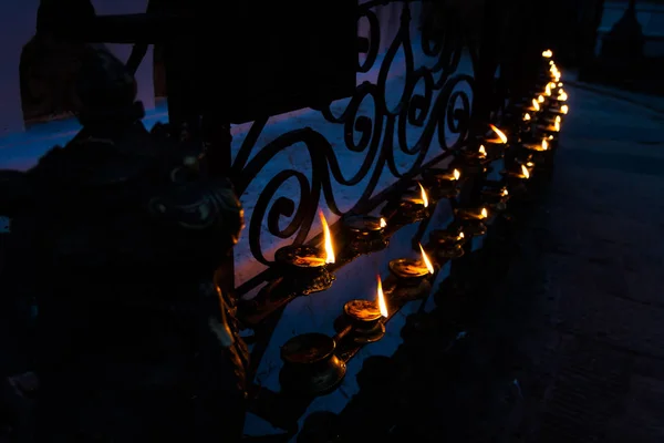 在 Swayambhunath 燃烧灯 — 图库照片