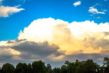 Günbatımı zamanı, mavi gökyüzü ve bulutlar