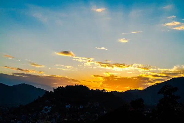 Solnedgång, blå himmel och moln — Stockfoto