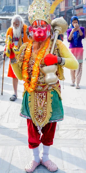 Renkli Sadhu Hanuman Pashupatinath Tapınağı'nda — Stok fotoğraf