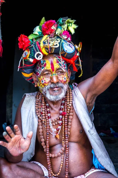 Kleurrijke sadhoe in Pashupatinath tempel — Stockfoto