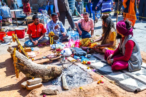 Mahashivaratri 祭でカラフルなサードゥ — ストック写真