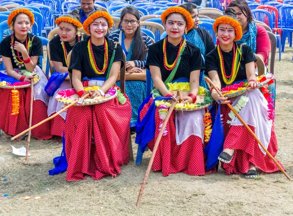 Bailarines nepaleses con atuendo tradicional nepalí — Foto de Stock