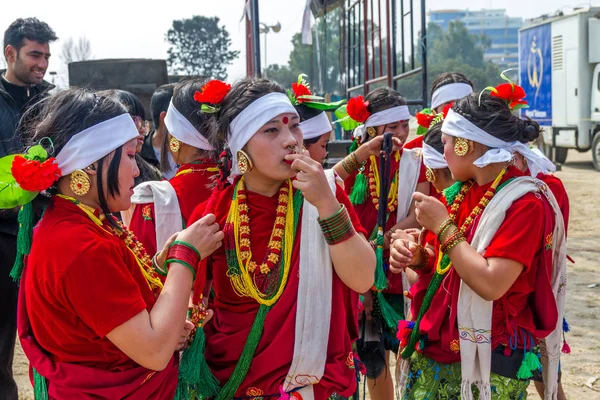 Непальська танцюристів у традиційному одязі непальського — стокове фото