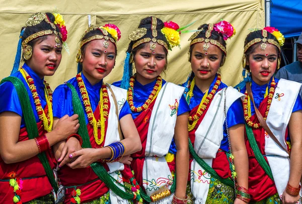 Nepalesiska dansare i traditionell nepalesisk klädsel — Stockfoto