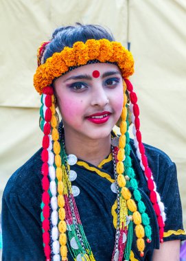 Güzel geleneksel Nepal kıyafetleri içinde Nepal dansçılar