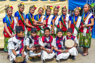 Geleneksel Nepal kıyafetleri içinde Nepal dansçılar