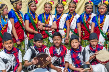 Geleneksel Nepal kıyafetleri içinde Nepal dansçılar