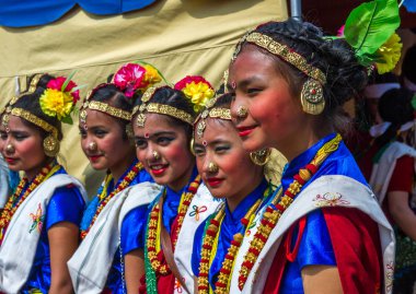 Geleneksel Nepal kıyafetleri içinde Nepal dansçılar