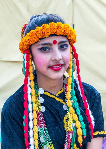 Непальские танцоры в красивой традиционной непальской одежде — стоковое фото