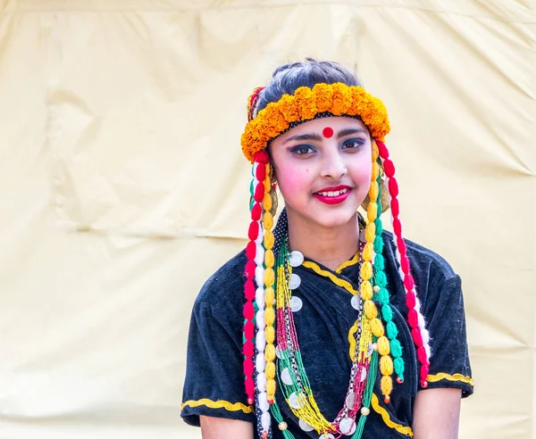 Dançarinos nepaleses em traje nepalês tradicional bonito — Fotografia de Stock