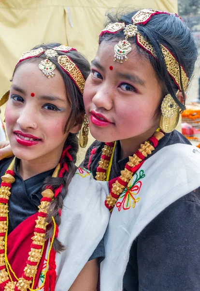 尼泊尔美丽传统尼泊尔服饰的舞者 — 图库照片
