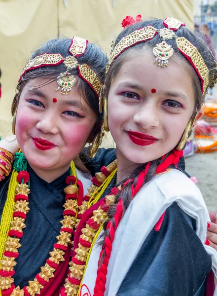 Bailarines nepaleses con un hermoso atuendo tradicional nepalí —  Fotos de Stock