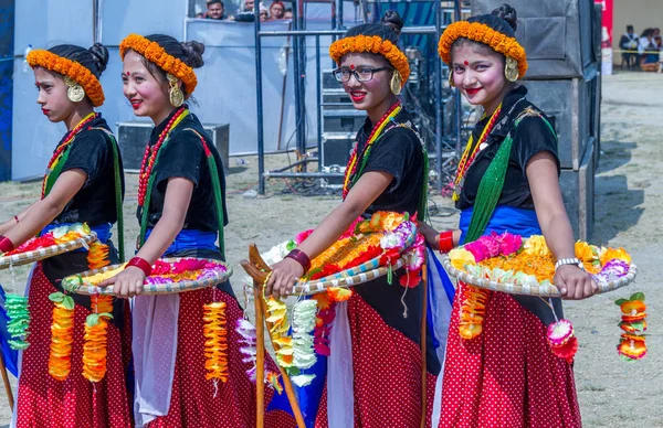 Geleneksel Nepal kıyafetleri içinde Nepal dansçılar — Stok fotoğraf