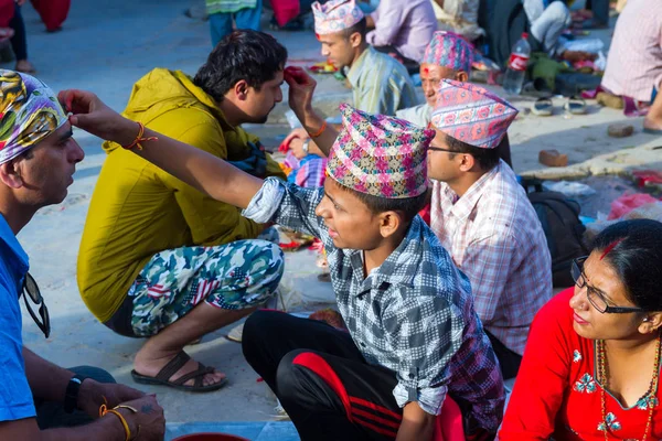 Personas que reciben Rakshya Bandhan de los sacerdotes brahmanes —  Fotos de Stock