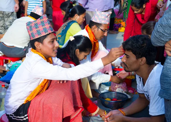 Brahman rahipleri üzerinden alıcı Rakshya Bandhan insanlar