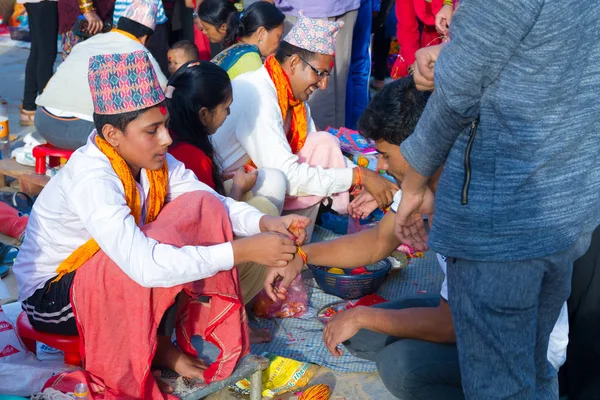 Orang-orang menerima Rakshya Bandhan dari Pendeta Brahmana — Stok Foto