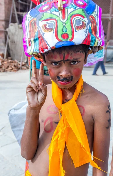 Gaijatra (암소의 축제에에서 어린 소년) — 스톡 사진
