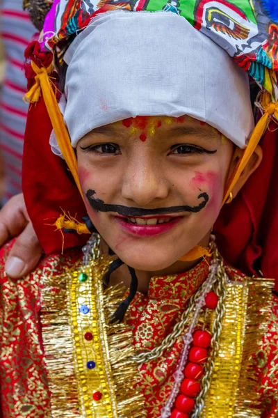 Mladý chlapec v Gaijatra (Festival krav) — Stock fotografie