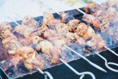 Bir barbekü ızgara tavuk şiş