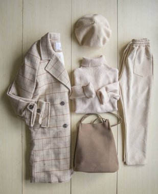 Moda giysiler, aksesuarlar kolaj ahşap arka plan üzerinde kadın için kümesi