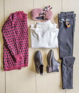 Moda giysiler, aksesuarlar kolaj ahşap arka plan üzerinde kadın için kümesi